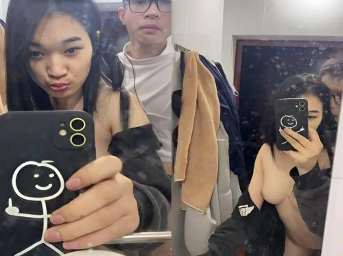 Doggy saya di depan cermin sehingga saya bisa memfilmkannya sebagai kenang-kenangan