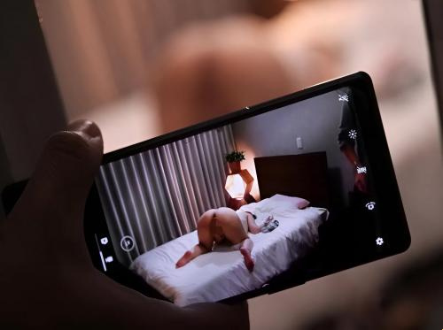 Bangun di tengah malam melihat adik ipar saya melakukan masturbasi