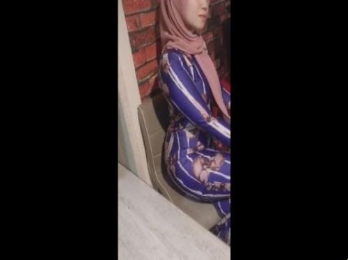 Merayu tetanggaku untuk tidur denganku