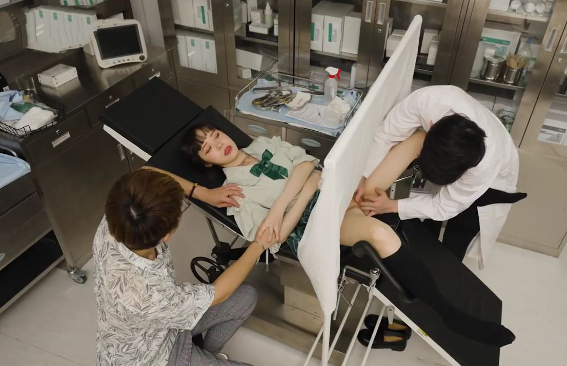 Sang suami membawa istrinya ke pemeriksaan ginekologi dan bertemu dengan seorang dokter pria mesum