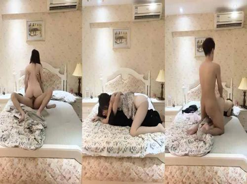 Menunggang kuda dengan seorang gadis pelajar...