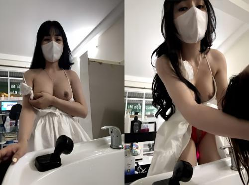 Memasukkan sextoy ke dalam vagina sambil mencuci rambut pelanggan