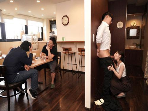 Pegawai kedai kopi yang penuh nafsu suka menghisap penis pelanggan
