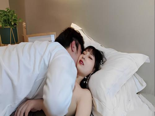 Memperkosa pacar pertamanya di hotel sepanjang malam