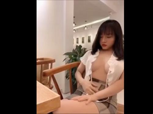 Gadis itu memamerkan dagangannya di sebuah kafe
