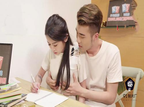 Kakak mesum itu memperkosa adik perempuannya yang cantik saat sedang mengajar