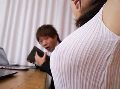 Sialan seorang gadis dengan payudara besar dan nafsu